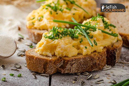recette lefishgourmand de brouillade au corail d'oursin et avocats sur tartine toastée